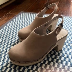 8.5 LOFT tan wooden clog